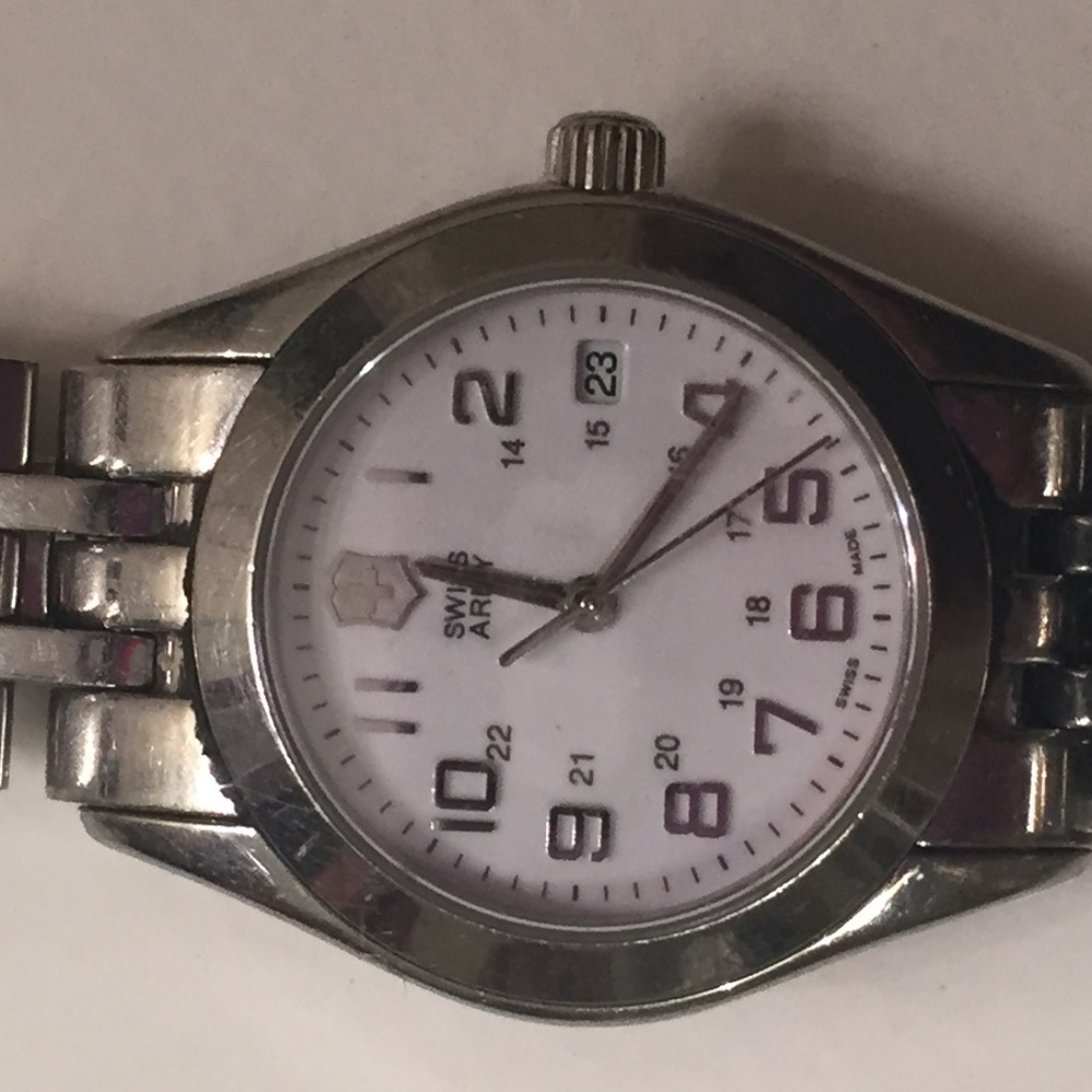 Swiss Army Alliance Quartz Women's Watch needs a battery